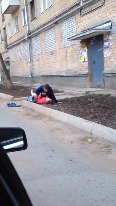 Трахает давалку с района под подъездом в Воронеже