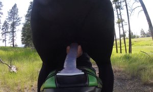 Девка в леггинсах скачет на дилдо перед поёбкой бойфрендом в позе доги стайл от первого лица