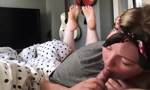 Пухлая домохозяйка привыкла по утрам глотать сперму своего мужика