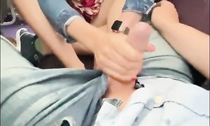 Любовники не побоялись быть застуканными за дрочкой члена в пригородной электричке