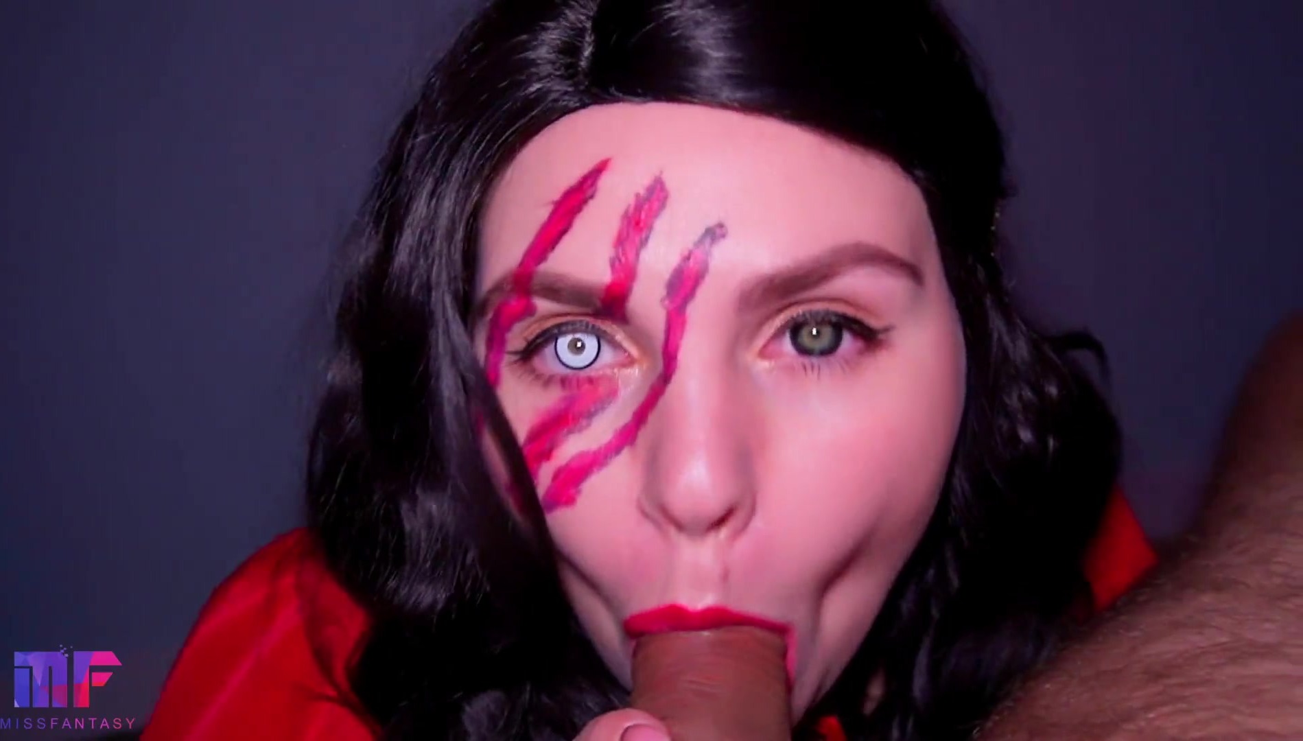 Молодая полная студентка с большими сиськами отметила Хэллоуин, отсасывая член