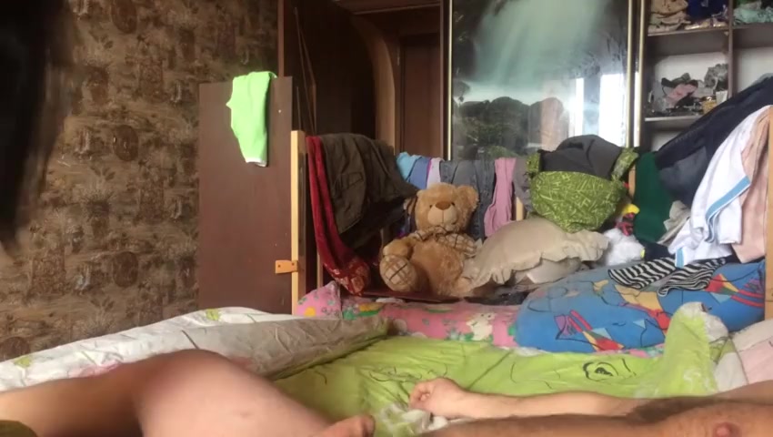 Надоело трахать жену на кровати, предложил продолжить стоя