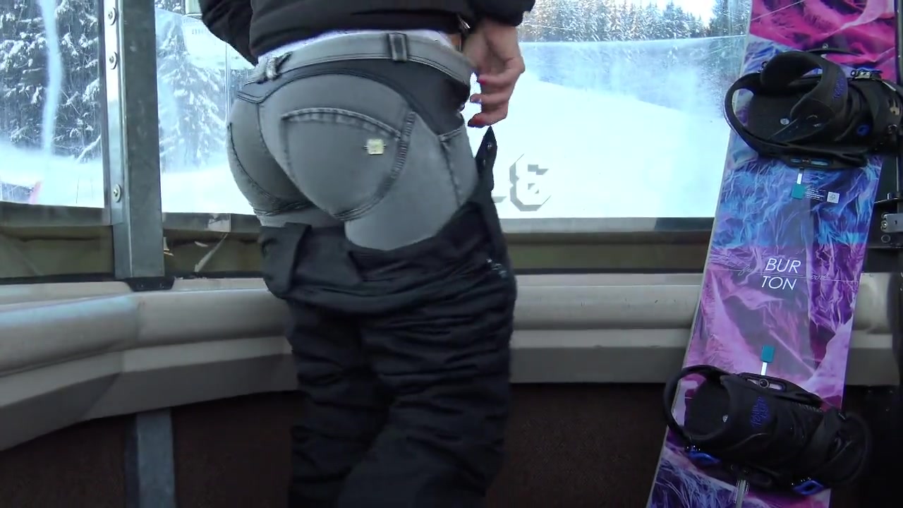 Лыжница мастурбирует секс игрушкой в вагоне канатной дороги