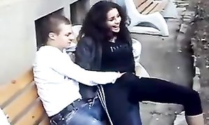 Кореш, отдыхая с Ксюхой на лавочке, средь бела дня лезет к ней в трусы