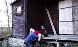 Видео с кунилингусом молодой парочки, милующейся на крылечке брошенной избы