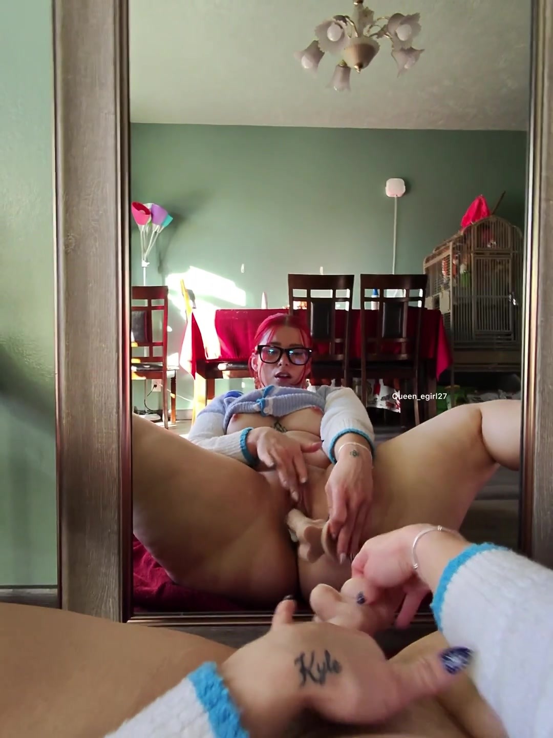 Толстая рыжеволосая женщина в очках раздвинула ноги перед зеркалом, чтобы с дилдо подрочить