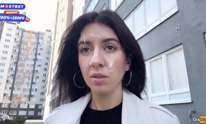 После публичного отсоса в подъезде, брюнетка со следами кончи на лице прогуляться по улице пошла